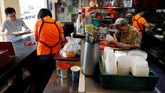 FOTO: Menjaga Warisan Jajanan Kaki Lima Singapura Singapura berusaha menjaga pusat jajanan kaki lima yang jumlahnya mencapai ratusan, dari kepunahan dengan mendaftarkannya ke UNESCO.