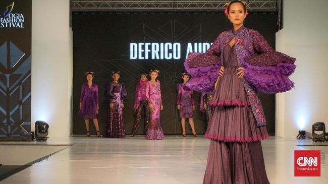 Semburat matahari senja menjadi sumber inspirasi koleksi baru Defrico Audy yang dipamerkan dalam Jogja Fashion Festival 2019.