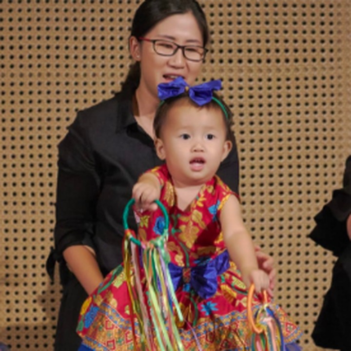 <p>Didampingi sang bunda, gadis cilik ini semangat lho memainkan alat musik. <em>Nggemesin </em>banget ya, Bun. (Foto: Instagram/ @canzonamusicschool)</p>