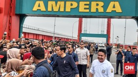 Jokowi Sapa Masyarakat Palembang dari Jembatan Ampera