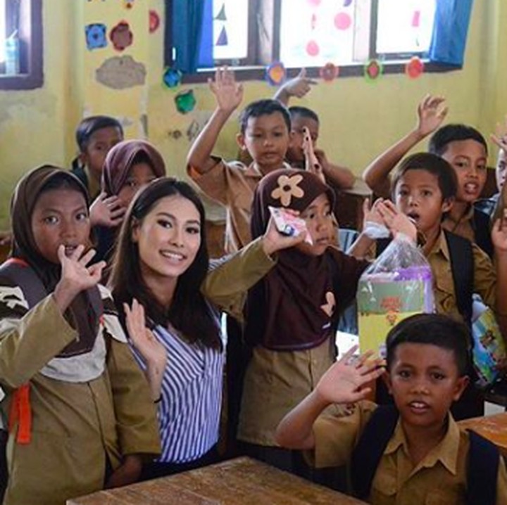 <p>Pada Januari lalu, Frederika juga mengunjungi daerah-daerah yang terkena tsunami di Lampung dan bekerja sama dengan beberapa organisasi untuk memberikan trauma healing kepada anak-anak SD. (Foto: Instagram/ @fredericacull)  </p>