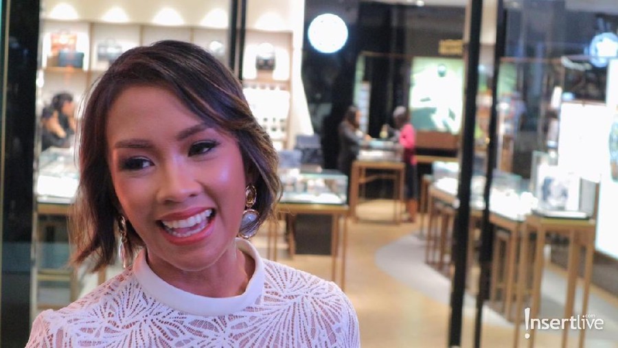 Resmi Cerai, Melanie Putria: Allah Maha Baik Resmi bercerai, Melanie Putria bersyukur dengan cobaan yang diberikannya.