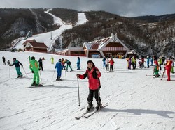 Video: Ratusan Pengunjung Memadati Arena Seluncur Es di Korut