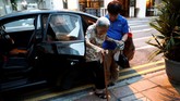 FOTO: Menjaga Warisan Jajanan Kaki Lima Singapura Singapura berusaha menjaga pusat jajanan kaki lima yang jumlahnya mencapai ratusan, dari kepunahan dengan mendaftarkannya ke UNESCO.