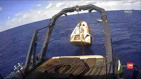 VIDEO: Pendaratan Kapsul SpaceX Crew Dragon di Bumi