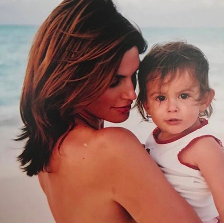 <p>Bersama Kaia kecil, yang kini wajahnya seperti anak kembar dengan Cindy Crawford. (Foto: Instagram @cindycrawford)</p>