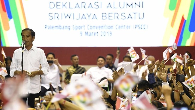 Berdasarkan survey internal TKN, capres 01 Jokowi mengatakan gara-gara hoaks dan ada yang memercayainya, elektabilitas ia jelang Pilpres 2019 anjlok 8 persen.