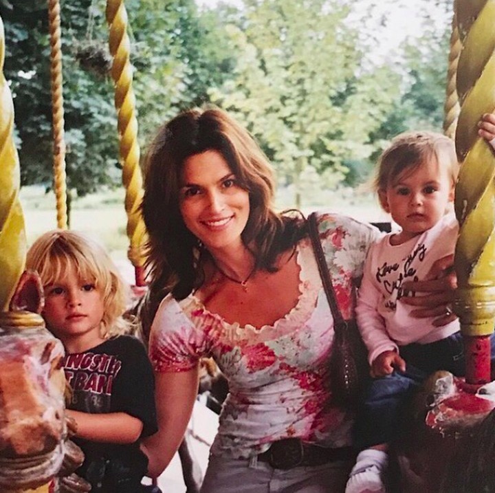 <p>Siapa yang tak kenal Cindy Crawford? Supermodel 90-an yang digandrungi generasi muda pada masanya. Kini Cindy adalah ibu dua anak yang sudah besar, Presley Gerber dan Kaia Gerber. (Foto: Instagram @cindycrawford)</p>