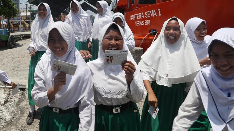 Pelajar Madrasah Ibtidaiyah Negeri 17, Pulau Panggang menabung di Teras BRI Kapal Bahtera Seva I (Foto: Pradita Utama/detikcom) Pelajar Madrasah Ibtidaiyah Negeri 17, Pulau Panggang menabung di Teras BRI Kapal Bahtera Seva I (Foto: Pradita Utama/detikcom)