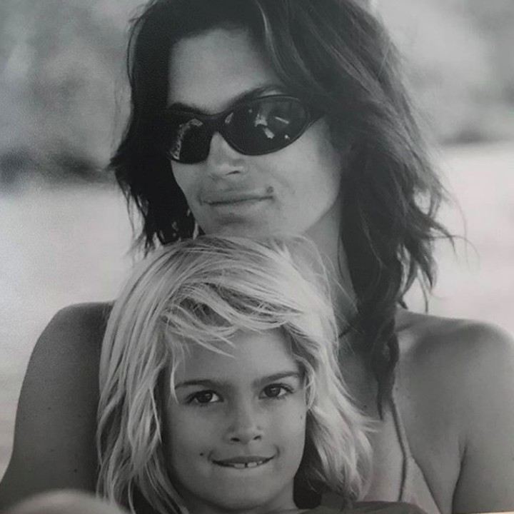 <p>Throwback ketika foto bersama Presley. Dari kecil sudah berparas tampan. (Foto: Instagram @cindycrawford)</p>