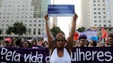 FOTO: Dunia Rayakan Hari Perempuan Internasional Ribuan pria dan perempuan turun ke jalan di berbagai pelosok dunia untuk merayakan Hari Perempuan Internasional pada Jumat (8/3). (Reuters/Juan Carlos Ulate)