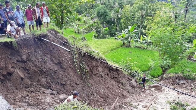 Material longsor Jalan Sumedang-Garur menutupi badan jalan penghubung Cibugel, Sumedang-Limbangan, hingga sepanjang 40 meter.