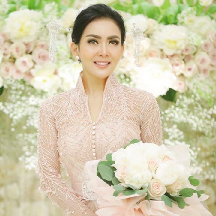 <p>Reino pun membalasnya dengan mengunggah foto Syahrini sedang memegang buket bunga. Pria 34 tahun ini menulis <em>caption</em> sangat singkat, tapi <em>sweet</em> banget! "<em>P.S. I love you</em> @princessyahrini." (Foto: Instagram @reinobarack)</p>