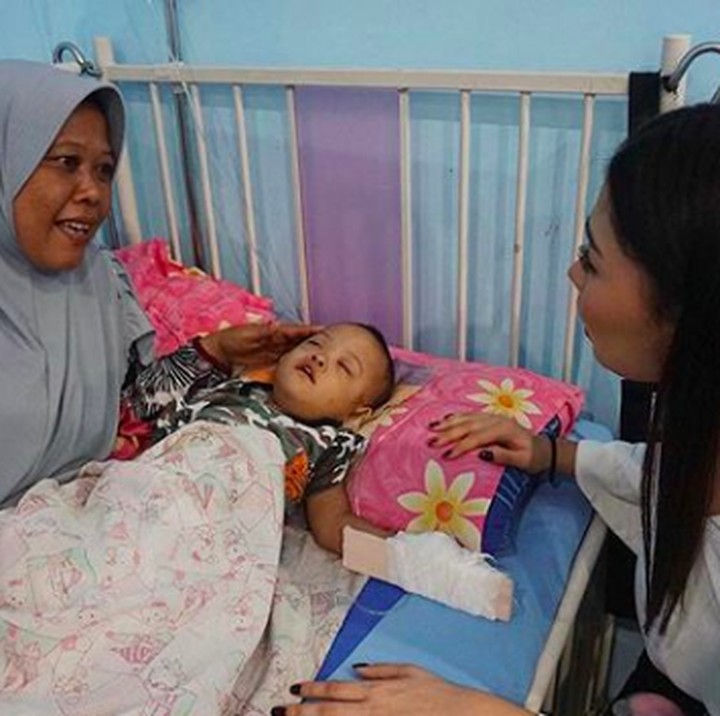 <p>Beberapa waktu lalu, Frederika mengunjungi pasien anak-anak di RS Abdul Moeloek, Bandar Lampung. Lihat, bahagia banget bocah ini dan bundanya dikunjungi Frederika. (Foto: Instagram/ @fredericacull)  </p>