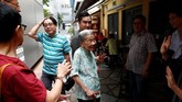 FOTO: Menjaga Warisan Jajanan Kaki Lima Singapura Singapura berusaha menjaga pusat jajanan kaki lima yang jumlahnya mencapai ratusan, dari kepunahan dengan mendaftarkannya ke UNESCO.