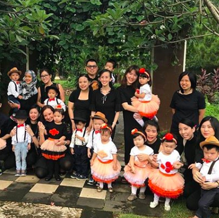 <p>Foto bersama dulu ya sebelum tampil. Semangat, Nak! (Foto: Instagram/ @canzonamusicschool)</p>