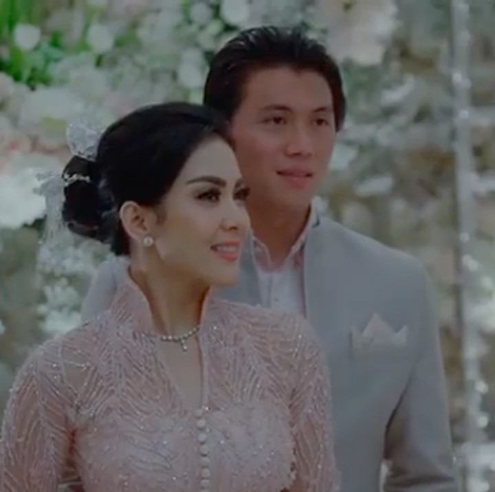 <p><a href="https://20.detik.com/e-flash/20190309-190309019/aisyahrani-ceritakan-suasana-haru-pernikahan-syahrini-reino" target="_blank">Syahrini dan Reino Barack</a> menikah pada 27 Februari 2019 di Masjid Camii Tokyo, Jepang. Pernikahan keduanya dihadiri kerabat dekat dan tertutup bagi awak media. (Foto: Instagram @princessyahrini dan @reinobarack)</p>