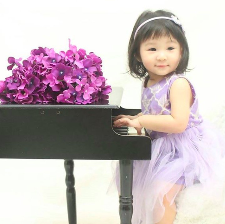 <p>Semoga kelak kamu bisa jadi pianis profesional ya, Nak! (Foto: Instagram/ @canzonamusicschool)</p>