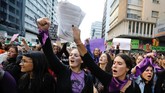 FOTO: Dunia Rayakan Hari Perempuan Internasional Ribuan pria dan perempuan turun ke jalan di berbagai pelosok dunia untuk merayakan Hari Perempuan Internasional pada Jumat (8/3). (Reuters/Juan Carlos Ulate)