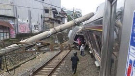 KRL Anjlok, Ratusan Penumpang Telantar di Stasiun Cilebut