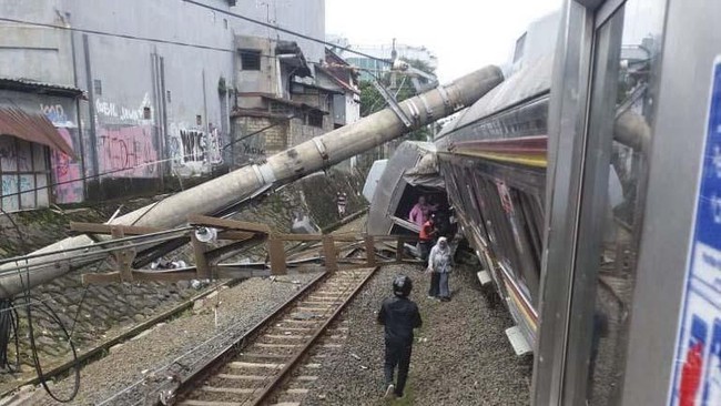 Para penumpang KRL yang belum mendapat kepastian keberangkatan diimbau mengembalikan uang tiket di stasiun terdekat. KRL anjlok saat ini masih ditangani.