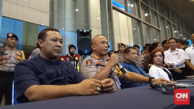Sejumlah pengisi acara konser solidaritas Ahmad Dhani Prasetyo pulang ke Jakarta. Panitia memastikan konser kembali batal digelar Selasa (12/3).