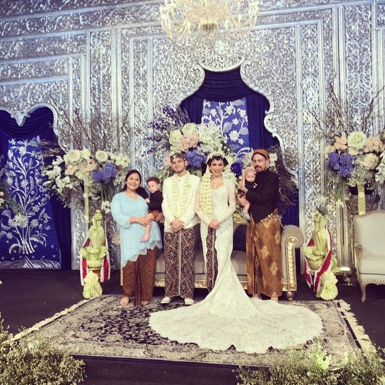 Foto-foto Pernikahan Anak Bungsu Bambang Trihatmodjo Mengintip kemeriahan pernikahan putra bungsu Bambang Trihadmodjo dan Hamilah, Bambang Aditya Trihatmanto, yang baru saja menikahi Kezia Toemion.