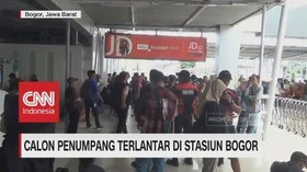 Calon Penumpang Terlantar di Stasiun Bogor