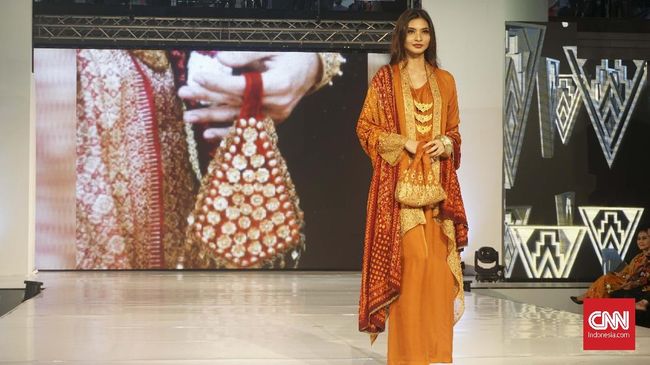 Ghea meracik songket menjadi busana yang anggun dan bersahaja dalam koleksi terbarunya bertajuk Swarnadwipa, terinspirasi dari kemilau keemasan Sriwijaya.