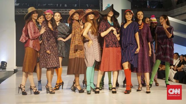 Didiet Maulana berkreasi dengan tenun ikat Kediri dan menjadikannya blus, gaun mini, dan jumpsuit yang kasual bertemakan legenda Panji Amoro-Dewi Sekartaji.