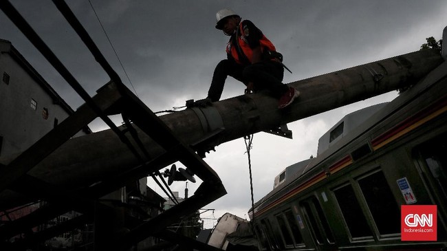 FOTO: KRL Jakarta-Bogor Anjlok di Kebon Pedes