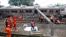 Kesaksian Penumpang: Isi Gerbong Terpental, KRL Tabrak Tiang