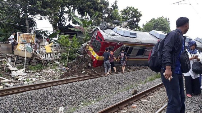 Menyusul terganggunya jalur KRL Jakarta-Bogor akibat kereta anjlok, pihak pengelola menyebut penumpang bisa 'refund' tiket bila tak bisa menunggu.