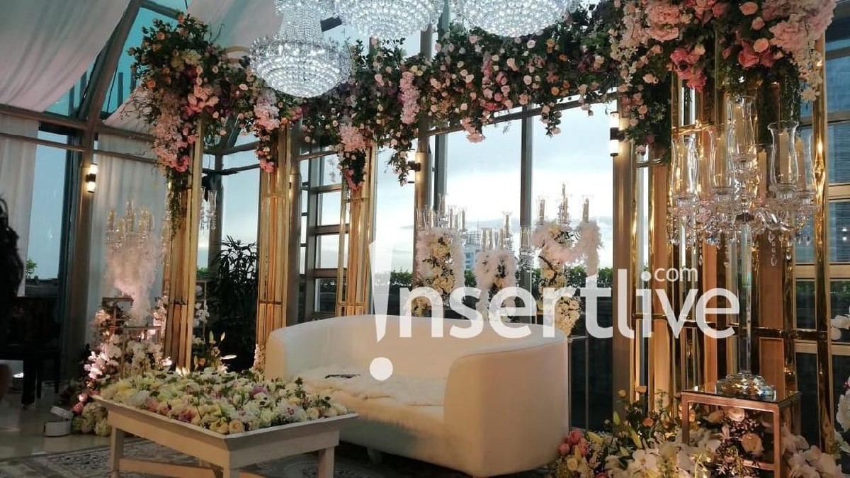 Syahrini dan Reino Barack akhirnya secara resmi buka suara soal pernikahan&period; Keduanya menggelar konferensi pers bertajuk Syahreino Berbagi Bahagia&period;