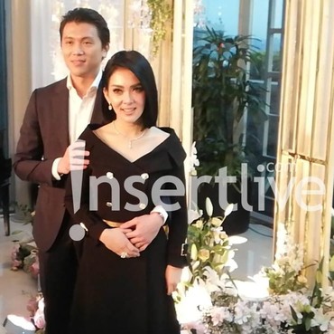Potret Manis Prosesi Akad Pernikahan Syahrini-Reino Barack