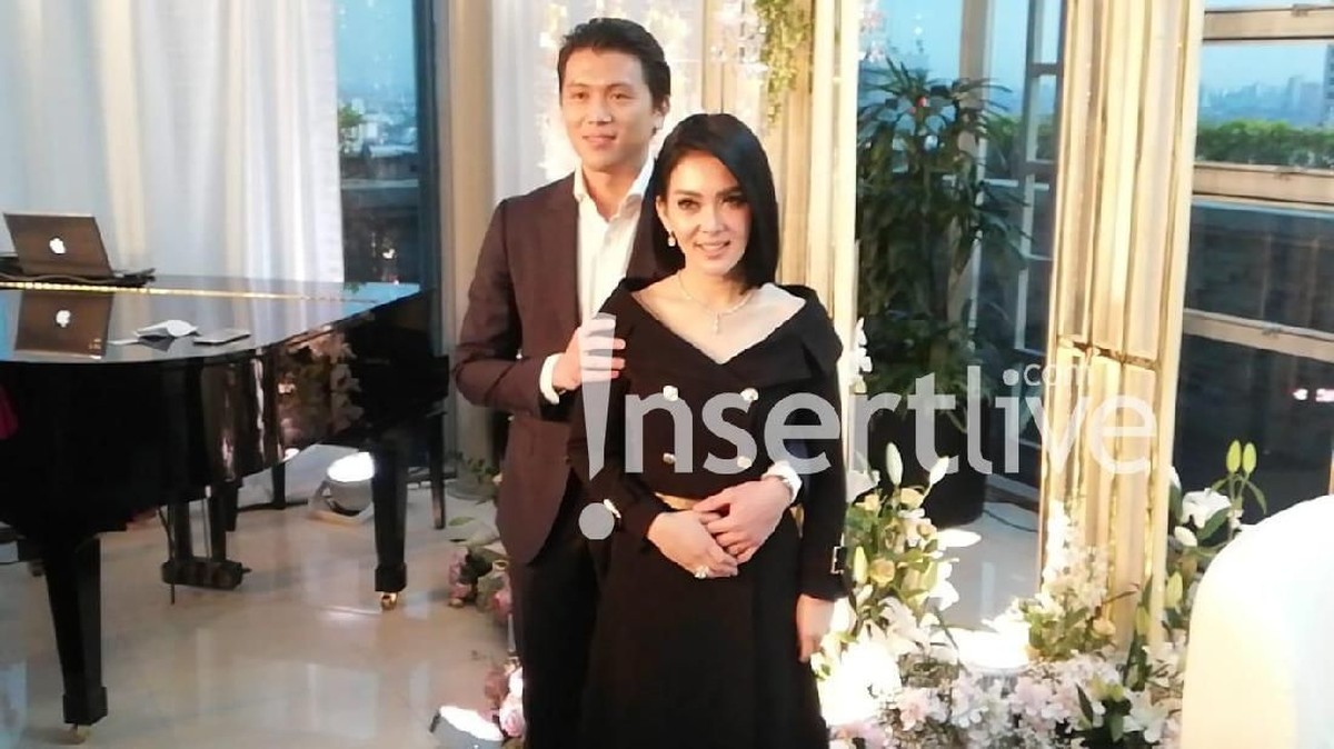 Syahrini dan Reino Barack akhirnya secara resmi buka suara soal pernikahan&period; Keduanya menggelar konferensi pers bertajuk Syahreino Berbagi Bahagia&period;