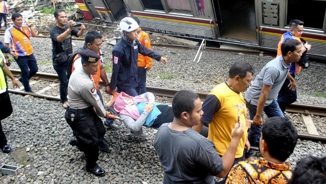 Pemerintah masih berusaha mengevakuasi kereta commuter line KA 1722 yang anjlok di Bogor.