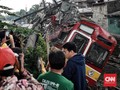 Perjuangan 7 Menit Penumpang di Gerbong KRL yang Terguling