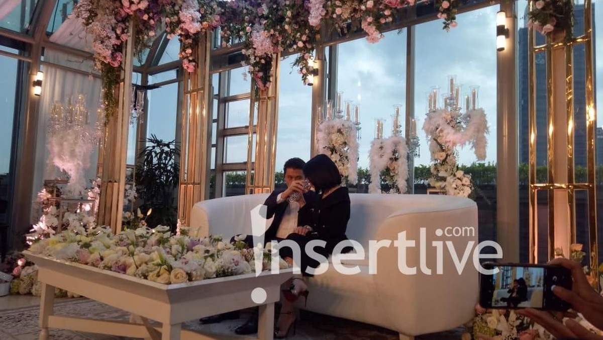 Syahrini dan Reino Barack akhirnya secara resmi buka suara soal pernikahan&period; Keduanya menggelar konferensi pers bertajuk Syahreino Berbagi Bahagia&period;