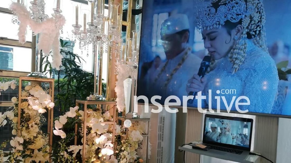 Syahrini dan Reino Barack akhirnya secara resmi buka suara soal pernikahan&period; Keduanya menggelar konferensi pers bertajuk Syahreino Berbagi Bahagia&period;