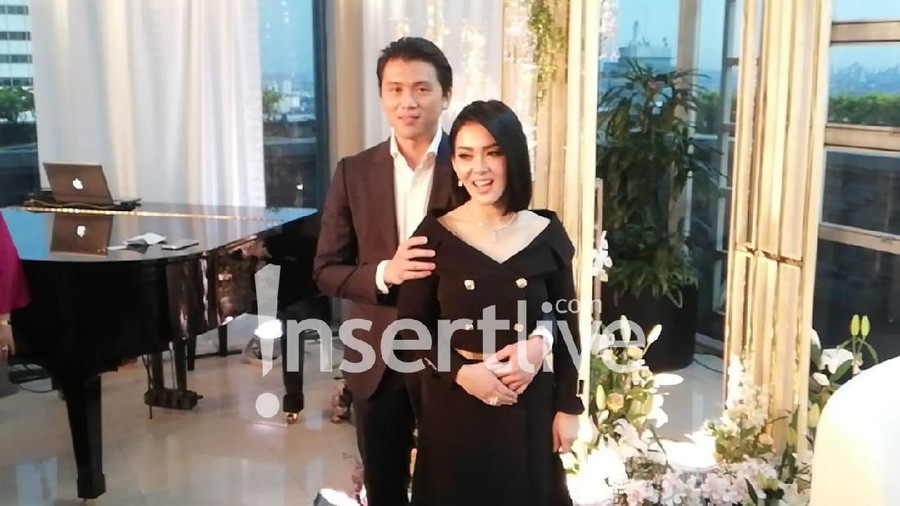 Syahrini-Reino Tampak Serasi dengan Busana Bernuansa Hitam Sayhrini dan Reino tampak serasi dengan mengenakan busana bernuansa hitam.