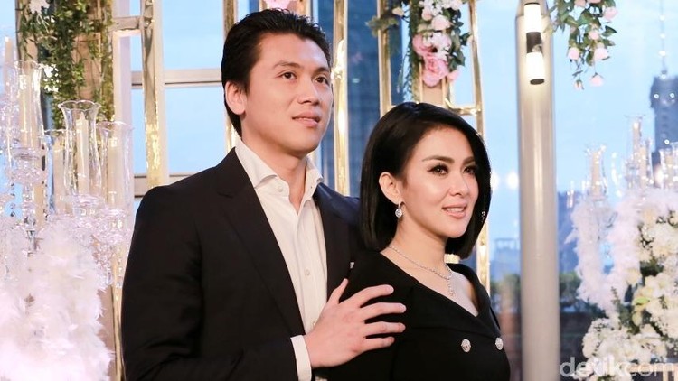Reino Barack dan Syahrini mengikat janji sehidup semati pada 27 Februari 2019. Tak ada salahnya kita kilas balik perjalanan cinta mereka yuk, Bun.