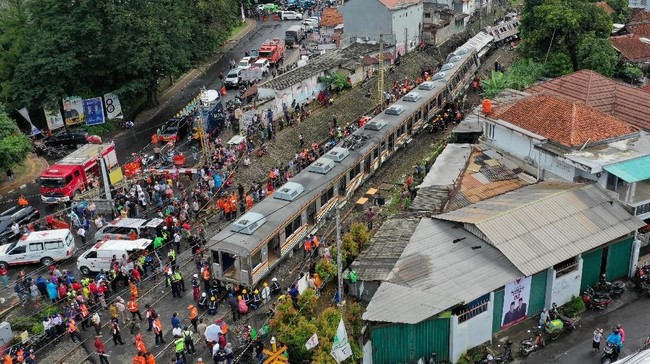 Jalur Bogor yang sempat lumpuh sejak kemarin siang akibat KRL terguling kini sudah bisa dilalui kereta.