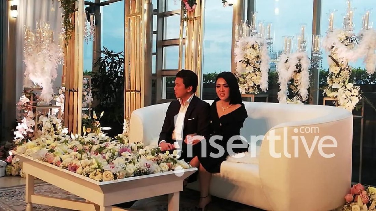 Syahrini dan Reino Barack akhirnya secara resmi buka suara soal pernikahan&period; Keduanya menggelar konferensi pers bertajuk Syahreino Berbagi Bahagia&period;