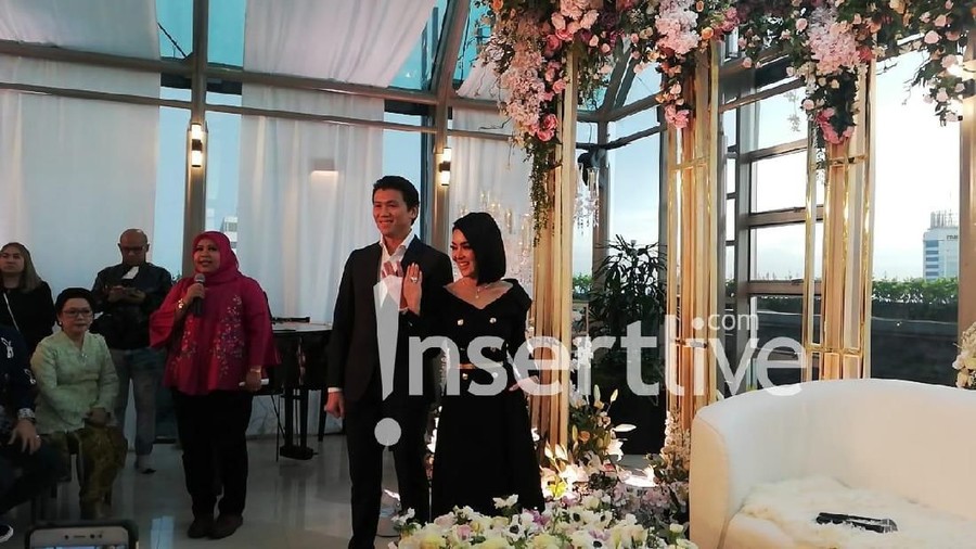 Ini adalah momen pertama kalinya Syahrini dan Reino Barack tampil bersama.