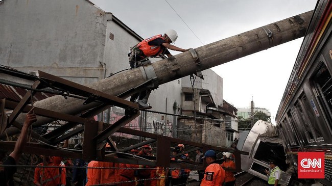 Petugas BPBD Kota Bogor terluka akibat terjepit besi dari reruntuhan tiang listrik yang roboh saat mengevakuasi korban KRL anjlok di Kebon Pedes, Bogor.