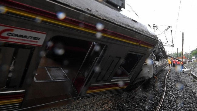 KAI langsung memeriksa sejumlah fasilitas pendukung, seperti bantalan rel hingga arus listrik aliran untuk memastikan penyebab KRL tersebut anjlok.