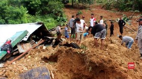 VIDEO: Jalur Terputus, Bantuan Longsor Manggarai Tak Sampai