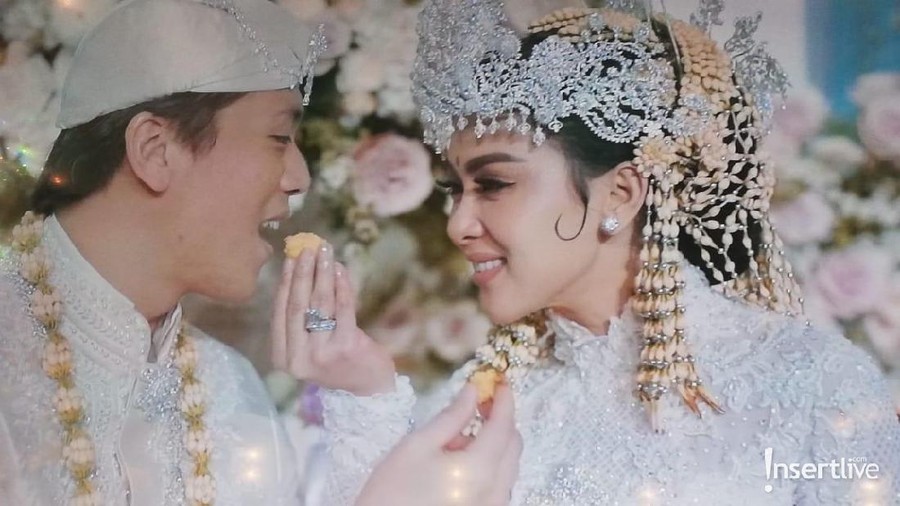 Nikahi Reino Barack, Syahrini: Ini Hasil Lailatul Qadar Syahrini mengatakan pilihannya pada Reino Barack lantaran hasil dari Lailatul Qadar.