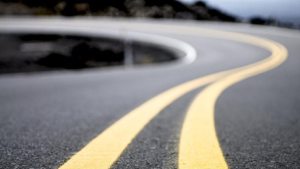 Viral Pria Bertopeng Curi Marka Jalan Mata Kucing di Cawang Jaktim